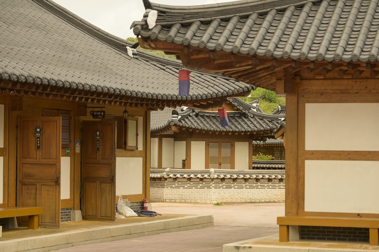 33. 뮤추얼펀드: 투자자들의 자금을 모아 주식, 채권 등 다양한 자산에 투자하는 공동 투자 기금.